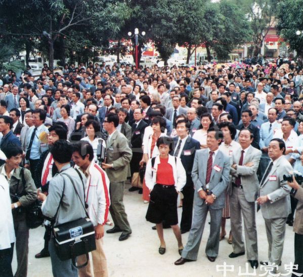 18.1983年11月，近千名华侨、港澳同胞参加孙中山纪念堂落成典礼.jpg