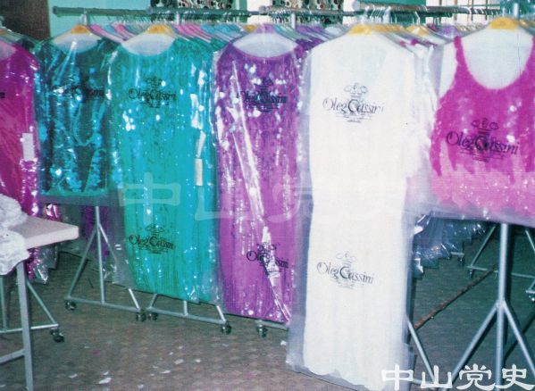 中山高级时装厂生产的钉珠服装，已进入素有“世界高级时装柜窗”之称的美国纽约“七大道”展销.jpg