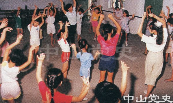52.市区学生课外参加舞蹈学习班.jpg