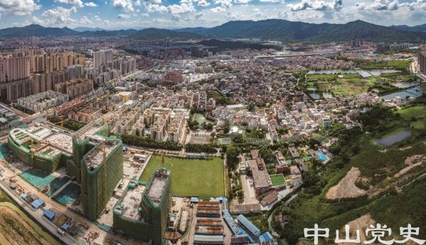 革命老区村大布新村及其所在的大布行政村，前面为建设中的三乡医院 黄春华摄（2020年7月）.jpg