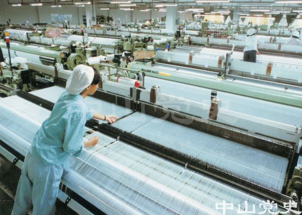 涤纶印染厂的织造车间工人工作忙.jpg